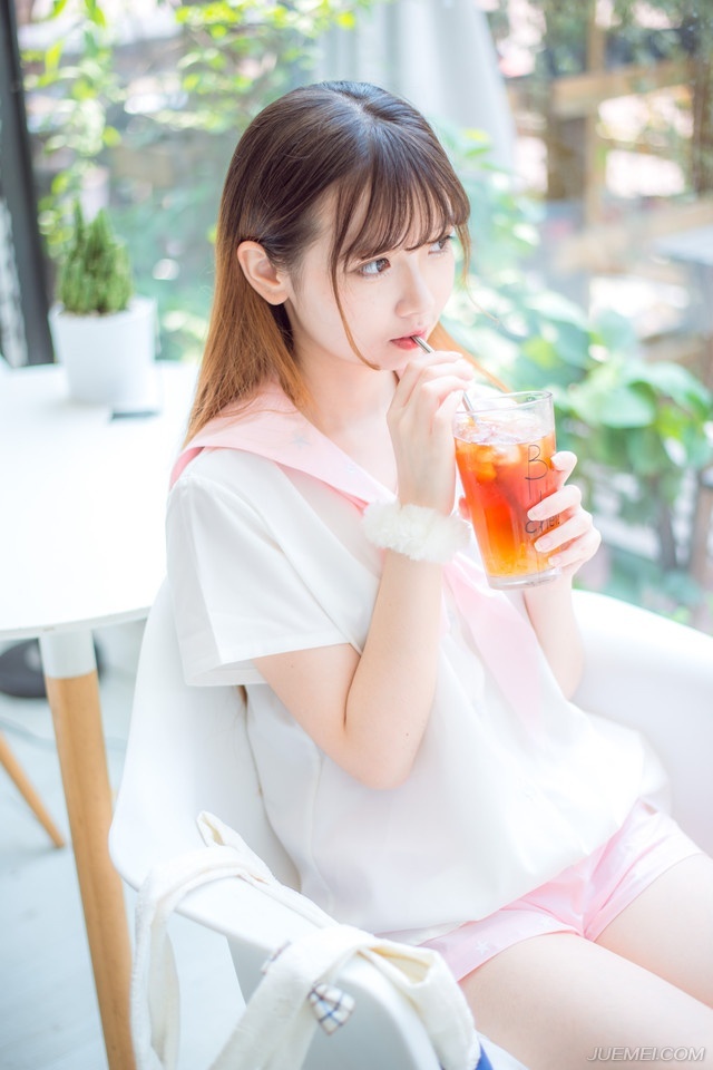 事实上，我十分安然于一本好书，一个长夜和一杯热茶的宁静生活。对于人生，这已是很大的福分，因为我们没有生活在战乱和极权统治的国家里，这份自由是我十分感激而珍爱的。——三毛《亲爱的三毛》